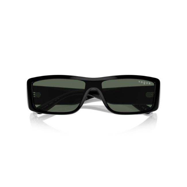 Vogue VO 5442-SM col. W44/71 è un occhiale da sole in acetato nero lucido e calibro 22.
