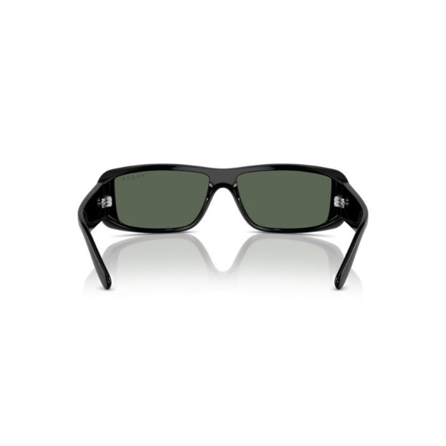 Vogue VO 5442-SM col. W44/71 è un occhiale da sole in acetato nero lucido e calibro 22.