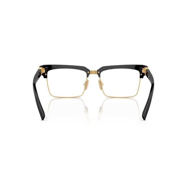 Miu Miu MU 11XV col. 16K-1O1 è una montatura da vista in acetato nero con oculari in metallo oro e calibro 54.
