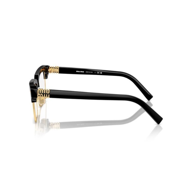 Miu Miu MU 11XV col. 16K-1O1 è una montatura da vista in acetato nero con oculari in metallo oro e calibro 54.