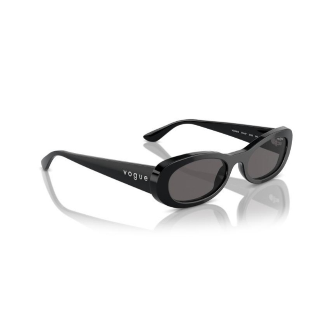 Vogue VO 5582-S col. W44/87 è un occhiale da sole in acetato nero lucido e calibro 53.