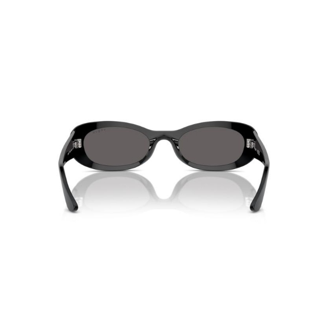 Vogue VO 5582-S col. W44/87 è un occhiale da sole in acetato nero lucido e calibro 53.