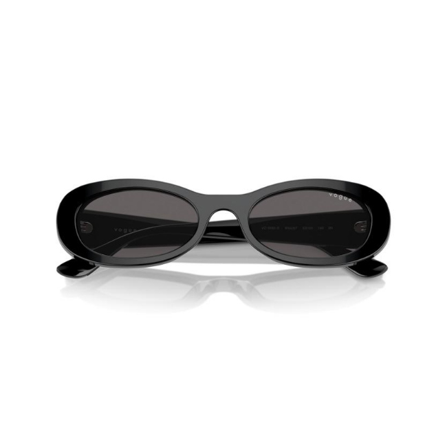 Vogue VO 5582-S col. W44/87 è un occhiale da sole in acetato nero lucido e calibro 53.