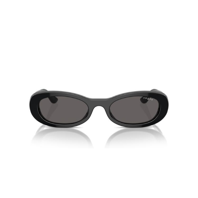 Vogue VO 5582-S col. W44/87 è un occhiale da sole in acetato nero lucido e calibro 53.