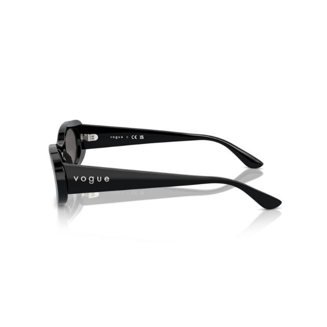 Vogue VO 5582-S col. W44/87 è un occhiale da sole in acetato nero lucido e calibro 53.