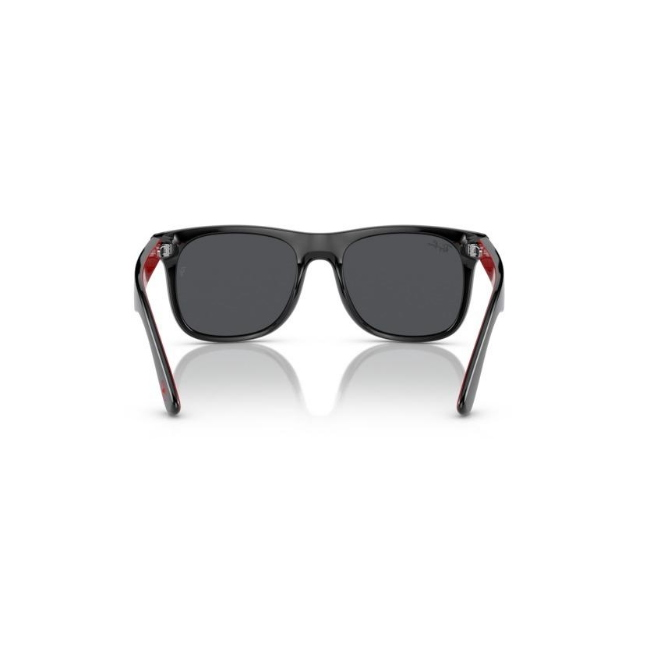 Ray-Ban Junior RJ 9069S JUNIOR JUSTIN X SPIDERMAN SOLE col. 7166/87 è un occhiale da sole in acetato nero interno rosso e calibro 48.