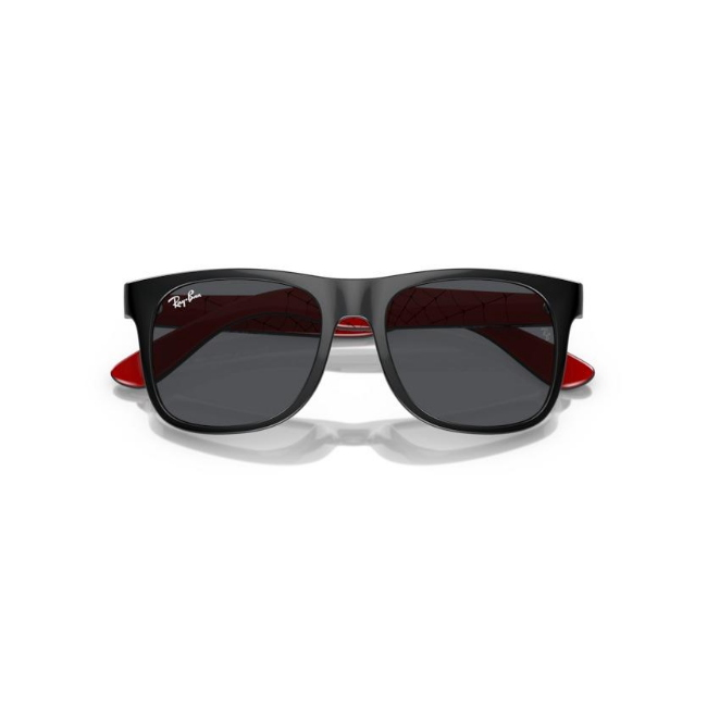 Ray-Ban Junior RJ 9069S JUNIOR JUSTIN X SPIDERMAN SOLE col. 7166/87 è un occhiale da sole in acetato nero interno rosso e calibro 48.