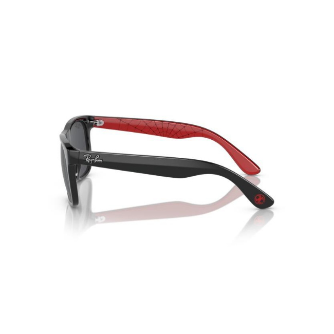 Ray-Ban Junior RJ 9069S JUNIOR JUSTIN X SPIDERMAN SOLE col. 7166/87 è un occhiale da sole in acetato nero interno rosso e calibro 48.
