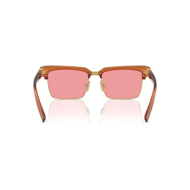 Miu Miu MU 10Z col. 15T-1D0 è un occhiale da sole da donna in acetato caramel trasparent e metallo oro, dalla forma squadrata e calibro 54.