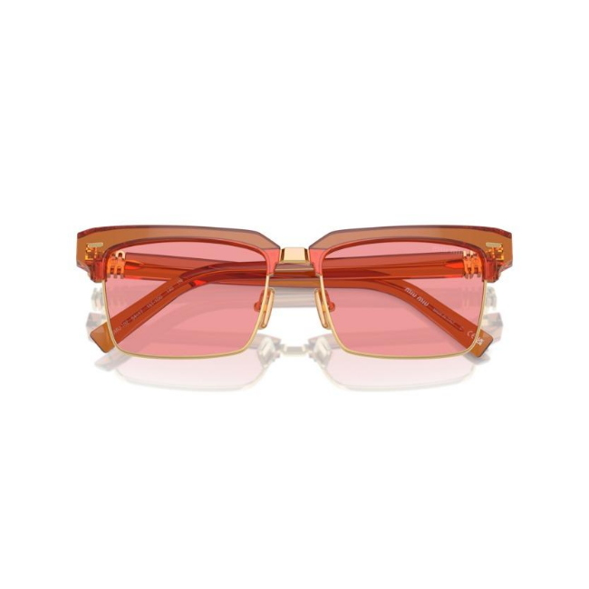 Miu Miu MU 10Z col. 15T-1D0 è un occhiale da sole da donna in acetato caramel trasparent e metallo oro, dalla forma squadrata e calibro 54.
