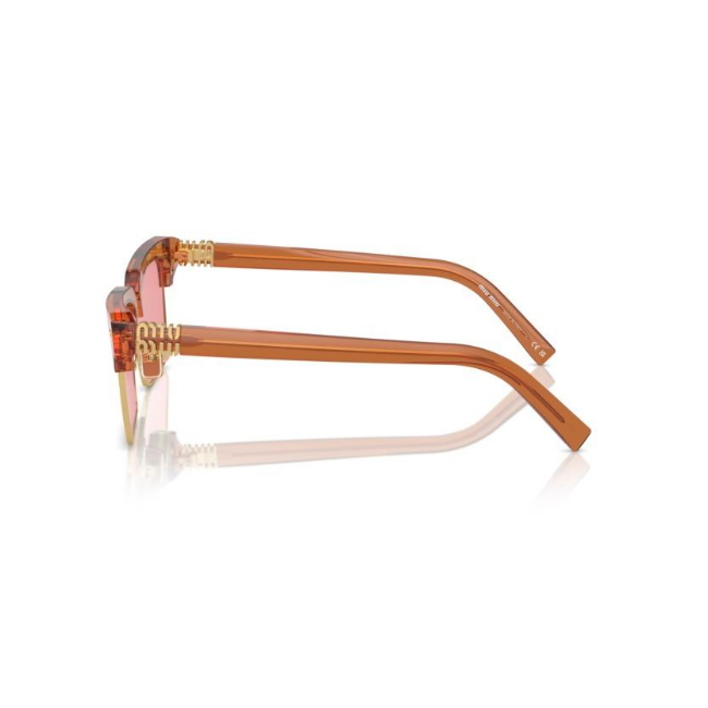 Miu Miu MU 10Z col. 15T-1D0 è un occhiale da sole da donna in acetato caramel trasparent e metallo oro, dalla forma squadrata e calibro 54.