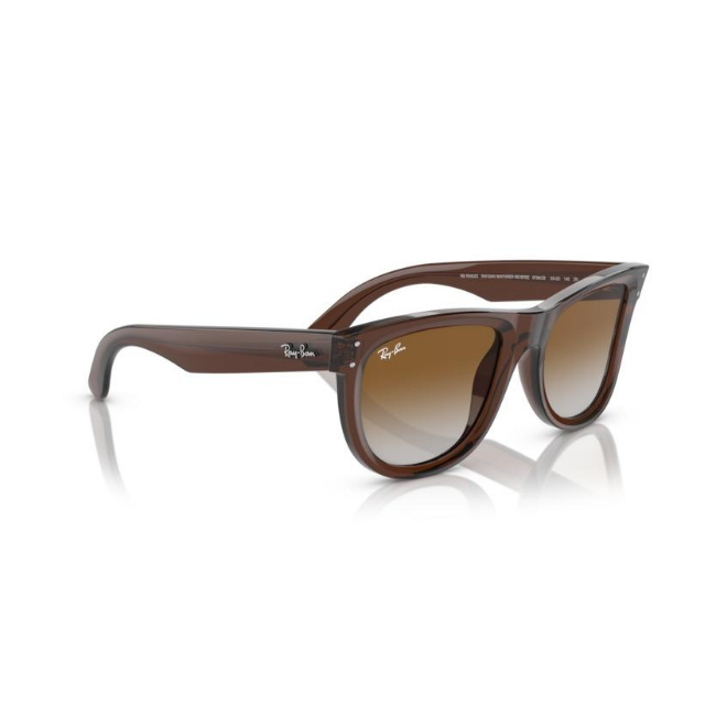 Ray-Ban RB R0502S WAYFARER REVERSE col. 6709CB è un occhiale da sole in iniettato e calibro 50.
