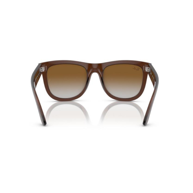 Ray-Ban RB R0502S WAYFARER REVERSE col. 6709CB è un occhiale da sole in iniettato e calibro 50.