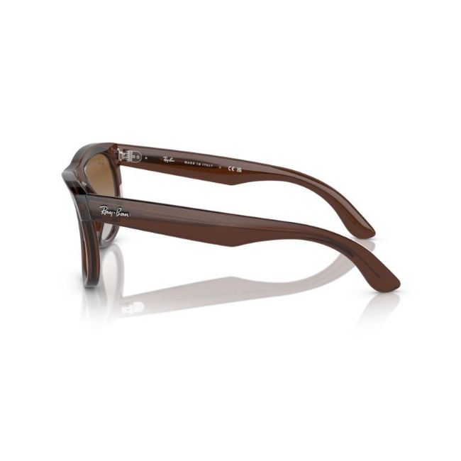 Ray-Ban RB R0502S WAYFARER REVERSE col. 6709CB è un occhiale da sole in iniettato e calibro 50.