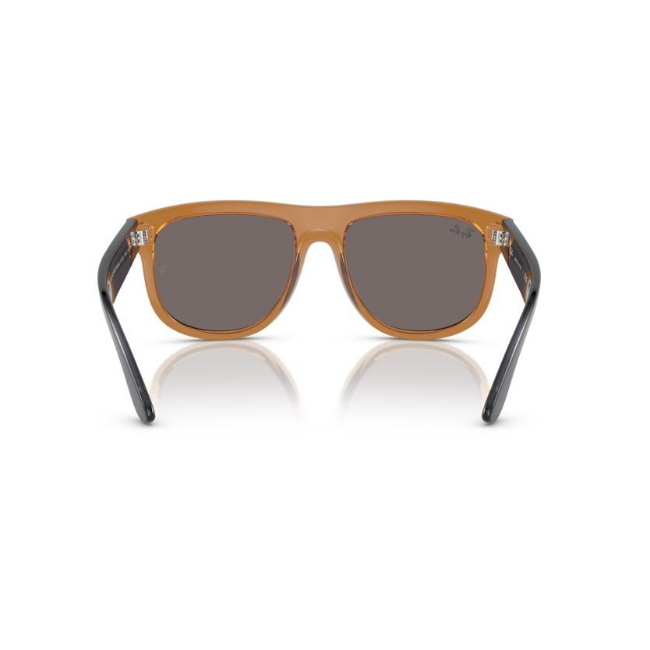 Ray-Ban RB R0501S BOYFRIEND REVERSE col. 6711GA è un occhiale da sole in iniettato e calibro 56.