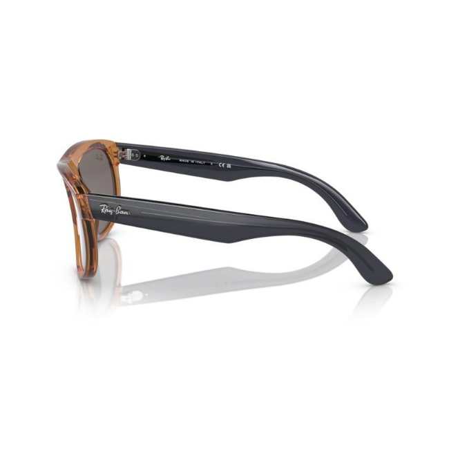 Ray-Ban RB R0501S BOYFRIEND REVERSE col. 6711GA è un occhiale da sole in iniettato e calibro 56.