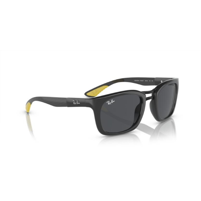 Ray-Ban RB 8362M col. F62487 è un occhiale da sole in iniettato e calibro 53.