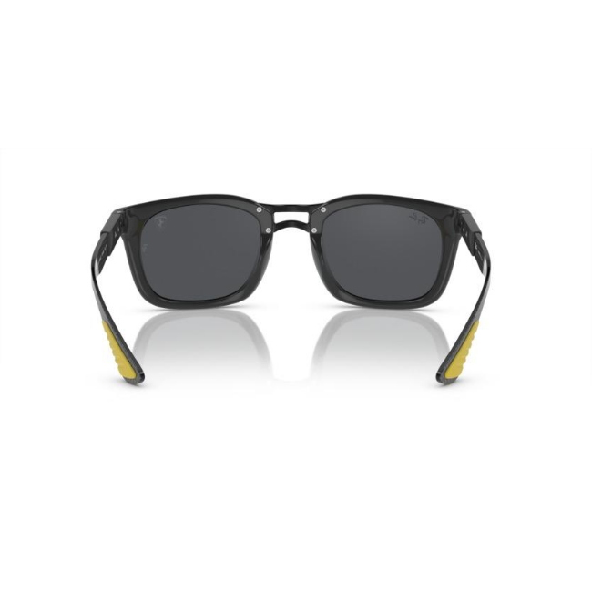 Ray-Ban RB 8362M col. F62487 è un occhiale da sole in iniettato e calibro 53.