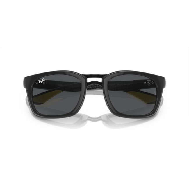 Ray-Ban RB 8362M col. F62487 è un occhiale da sole in iniettato e calibro 53.