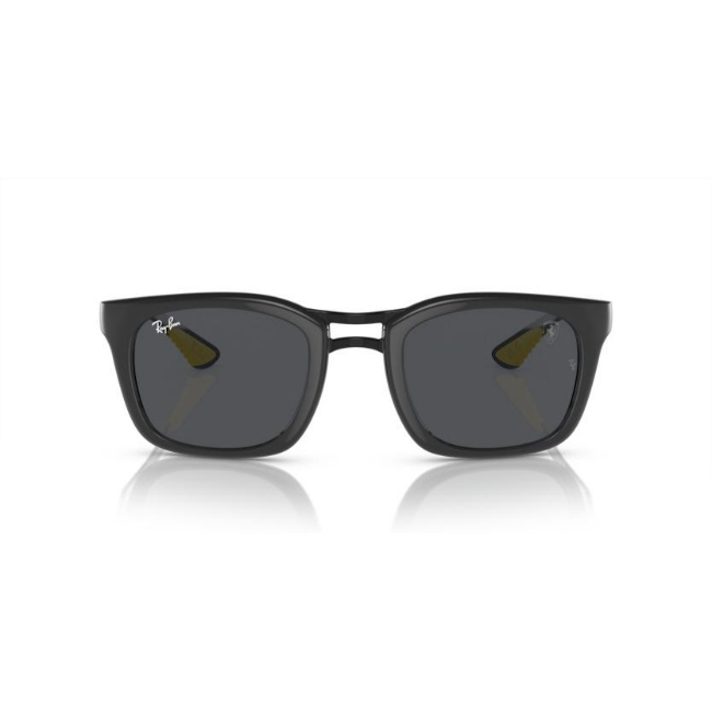 Ray-Ban RB 8362M col. F62487 è un occhiale da sole in iniettato e calibro 53.