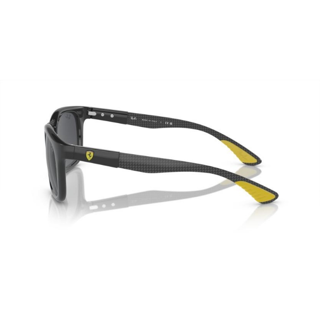 Ray-Ban RB 8362M col. F62487 è un occhiale da sole in iniettato e calibro 53.