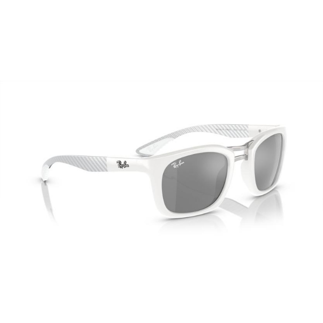 Ray-Ban RB 8362M col. F6956G è un occhiale da sole in iniettato e calibro 53.