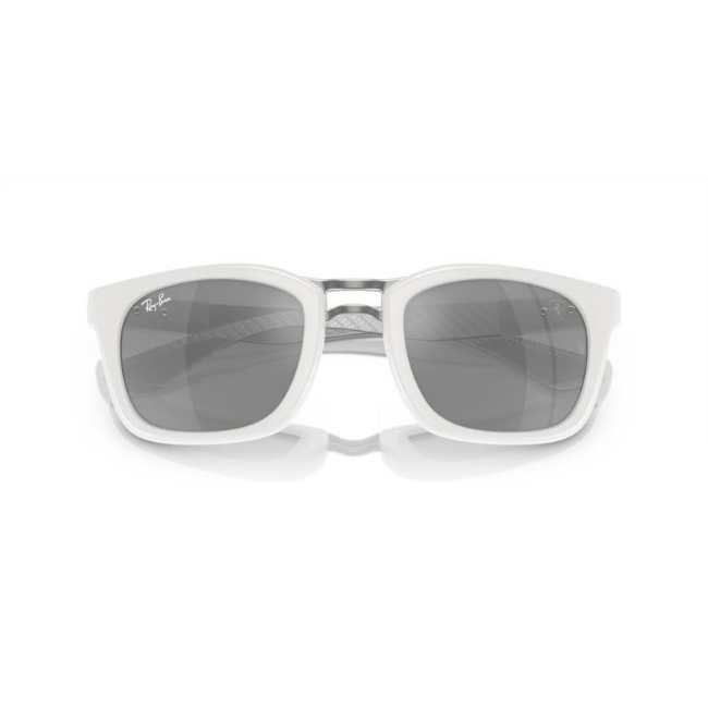 Ray-Ban RB 8362M col. F6956G è un occhiale da sole in iniettato e calibro 53.
