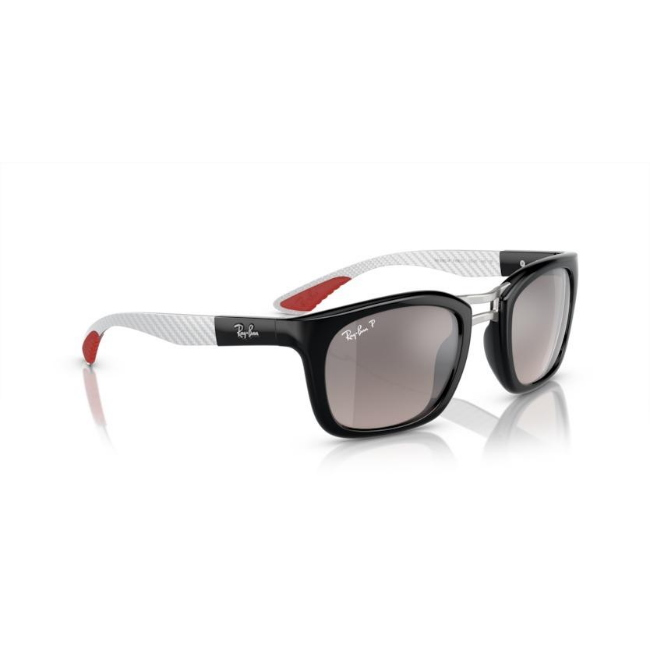 Ray-Ban RB 8362M col. F6965J è un occhiale da sole in iniettato e calibro 53.