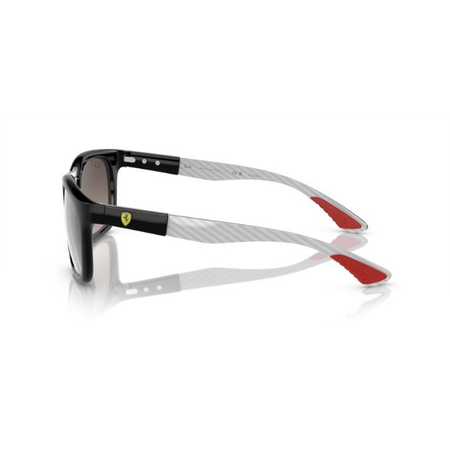 Ray-Ban RB 8362M col. F6965J è un occhiale da sole in iniettato e calibro 53.