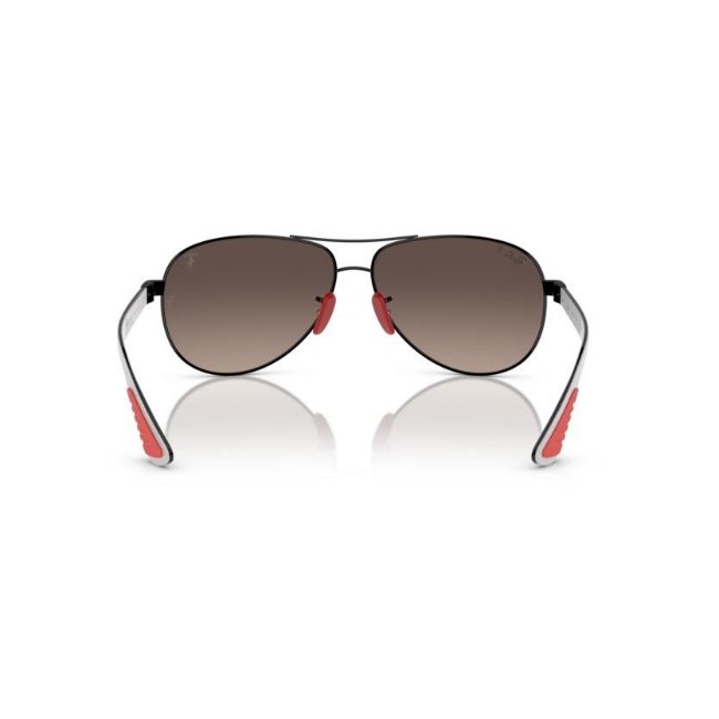 Ray-Ban RB 8331M col. F0095J è un occhiale da sole in metallo e calibro 61.