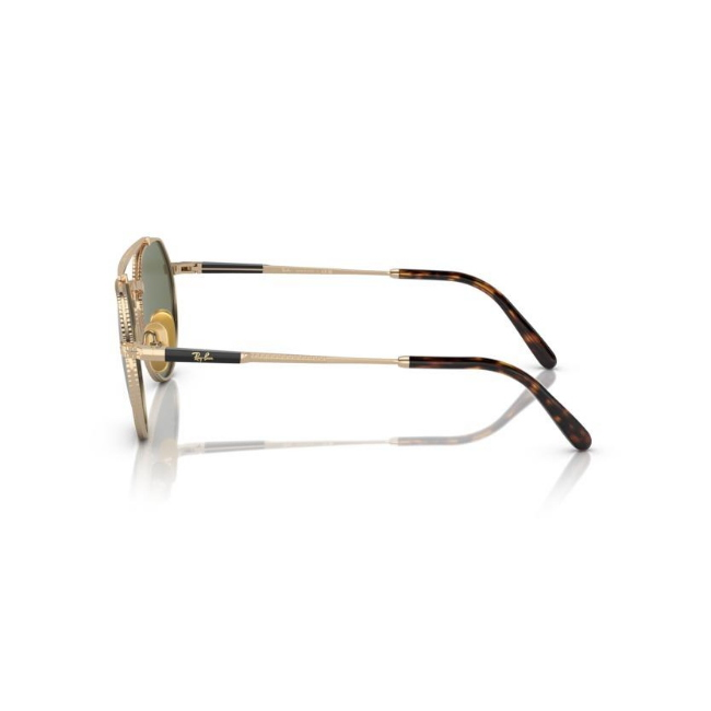 Ray-Ban RB 8265 col. 313852 è un occhiale da sole in titanio e calibro 51.