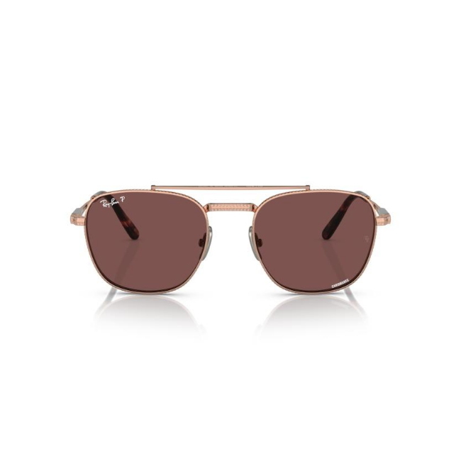 Ray-Ban RB 8258 col. 3140AF è un occhiale da sole in titanio e calibro 54.