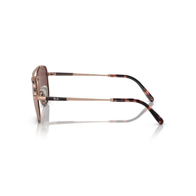 Ray-Ban RB 8258 col. 3140AF è un occhiale da sole in titanio e calibro 54.