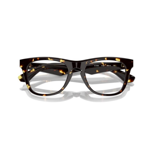 Burberry BE 2409 col. 4106 è una montatura da vista da uomo in acetato marrone tartarugato, dalla forma squadrata e calibro 53.