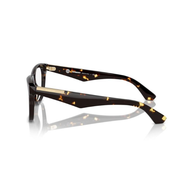 Burberry BE 2409 col. 4106 è una montatura da vista da uomo in acetato marrone tartarugato, dalla forma squadrata e calibro 53.