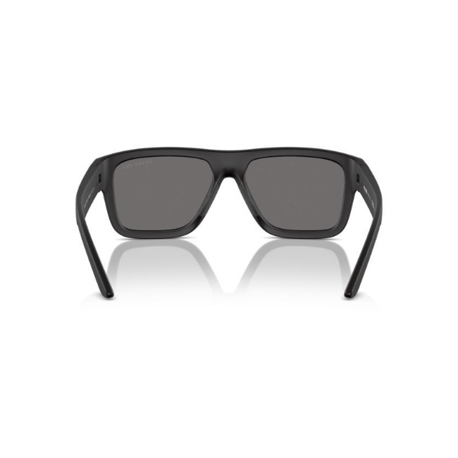 Prada Linea Rossa PS 04Z col. DG0-02G è un occhiale da sole da uomo in acetato nero gommato, dalla forma squadrata e calibro 56.