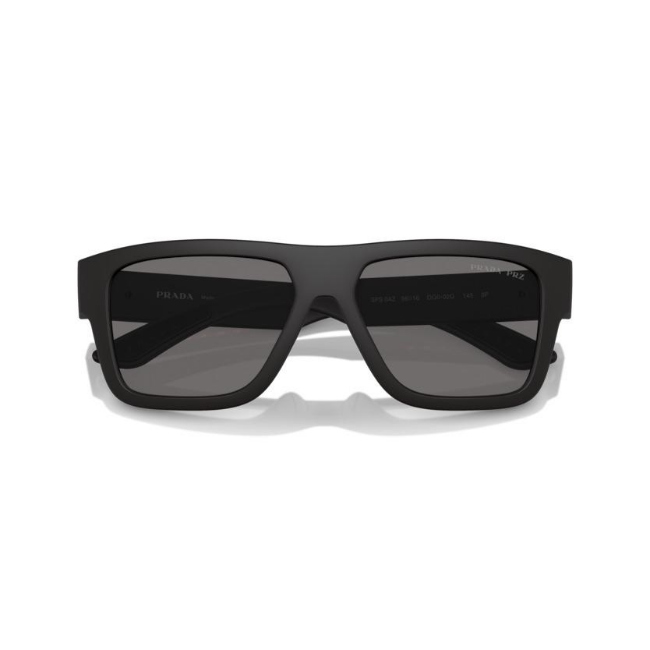 Prada Linea Rossa PS 04Z col. DG0-02G è un occhiale da sole da uomo in acetato nero gommato, dalla forma squadrata e calibro 56.