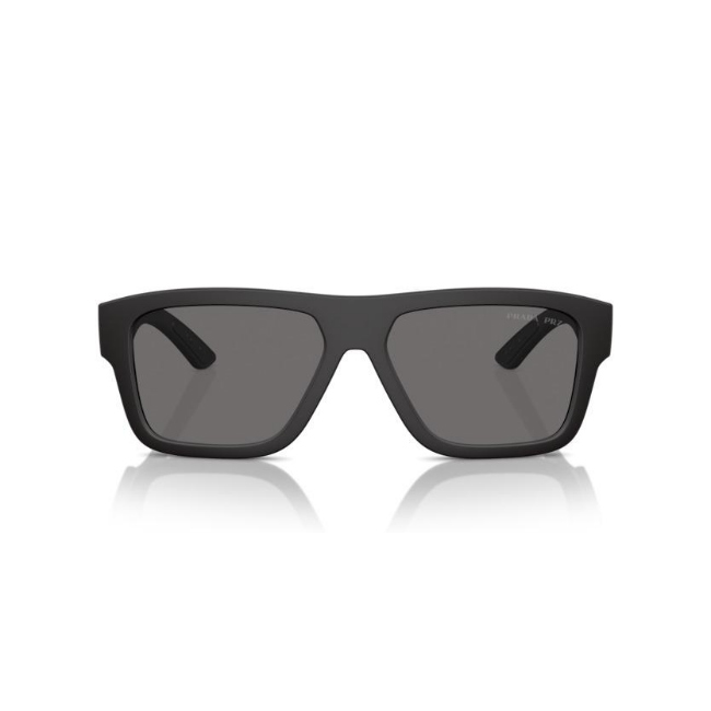 Prada Linea Rossa PS 04Z col. DG0-02G è un occhiale da sole da uomo in acetato nero gommato, dalla forma squadrata e calibro 56.