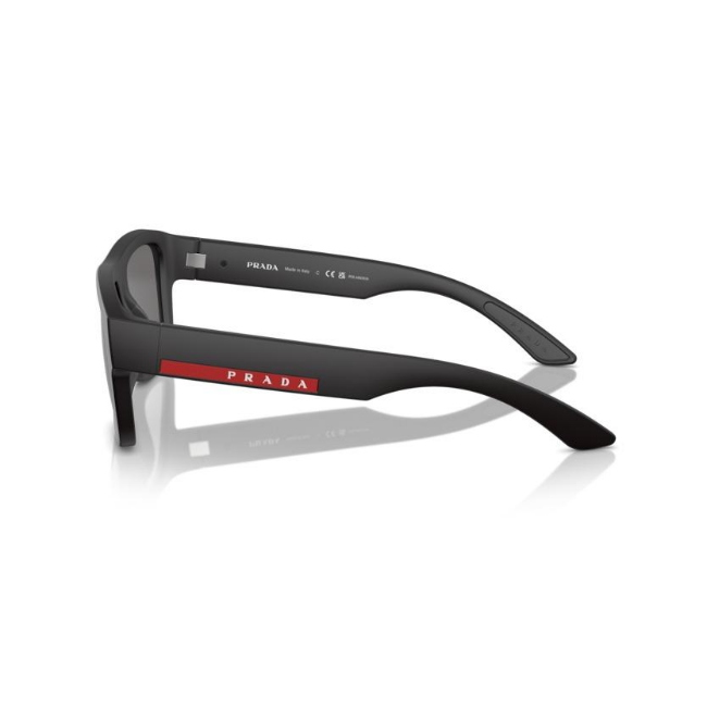 Prada Linea Rossa PS 04Z col. DG0-02G è un occhiale da sole da uomo in acetato nero gommato, dalla forma squadrata e calibro 56.
