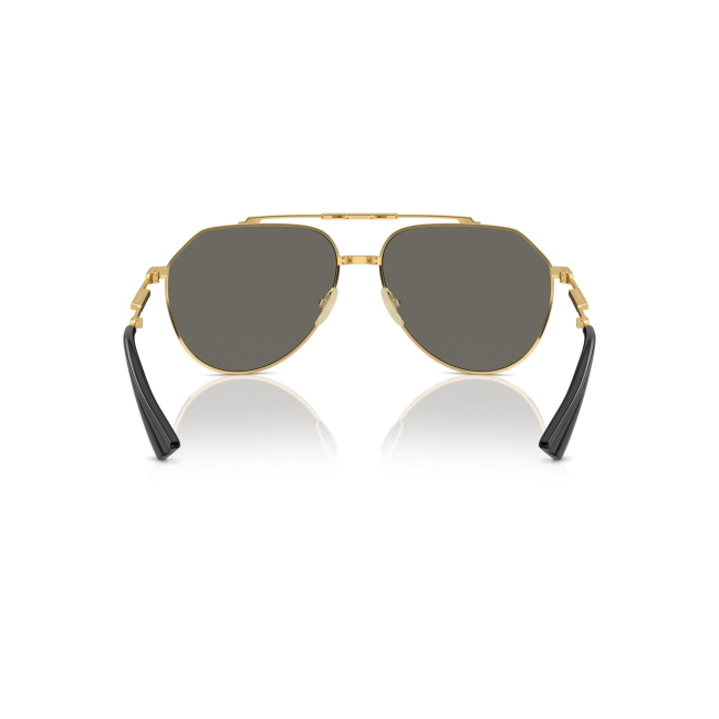 Dolce & Gabbana DG 2302 col. 02/R5 è un occhiale da sole da uomo in metallo oro, dalla forma pilot e calibro 60.