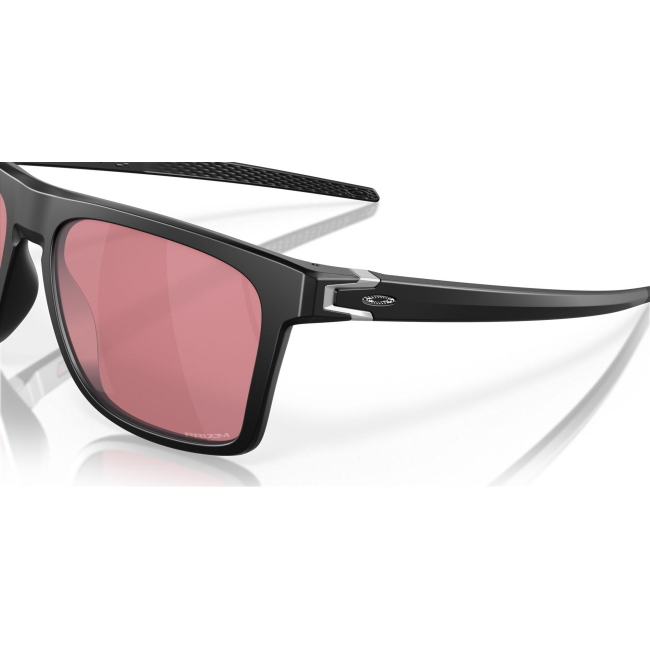 Oakley OO 9100 LEFFINGWELL col. 09 è un occhiale da sole in titanio nero opaco e calibro 57.