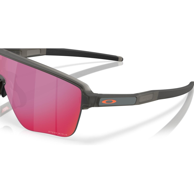 Oakley OO 9415 CORRIDOR SQ col. 03 è un occhiale da sole in acetato grigio fumo opaco e calibro 42.