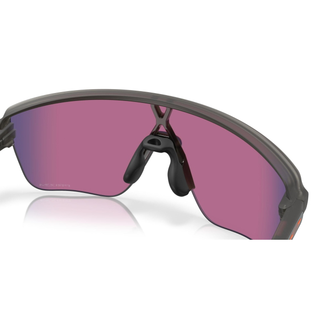 Oakley OO 9415 CORRIDOR SQ col. 03 è un occhiale da sole in acetato grigio fumo opaco e calibro 42.