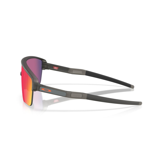 Oakley OO 9415 CORRIDOR SQ col. 03 è un occhiale da sole in acetato grigio fumo opaco e calibro 42.