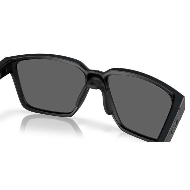 Oakley OO 9430 ACTUATOR SQ col. 01 è un occhiale da sole in acetato nero opaco e calibro 57.