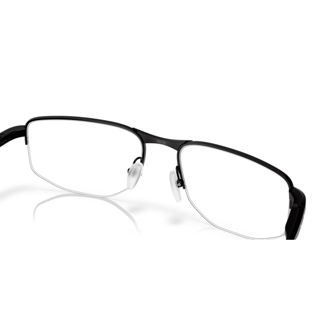 Oakley OX 3035 ADDAMS 0.5 col. 01 è una montatura da vista in nero satinato e calibro 54.