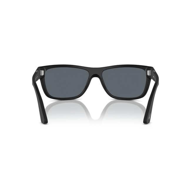 Persol PO 3342-S col. 900/R5 è un occhiale da sole da donna in acetato nero gommato, dalla forma rettangolare e calibro 63.