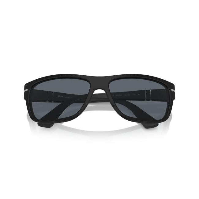 Persol PO 3342-S col. 900/R5 è un occhiale da sole da donna in acetato nero gommato, dalla forma rettangolare e calibro 63.