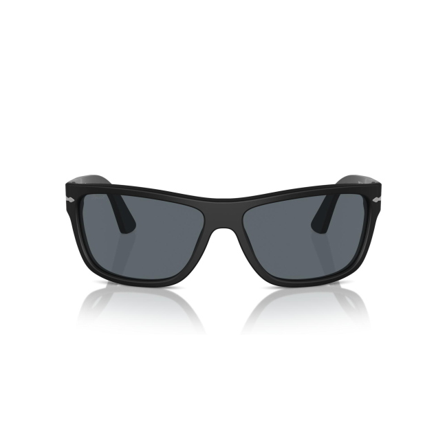 Persol PO 3342-S col. 900/R5 è un occhiale da sole da donna in acetato nero gommato, dalla forma rettangolare e calibro 63.