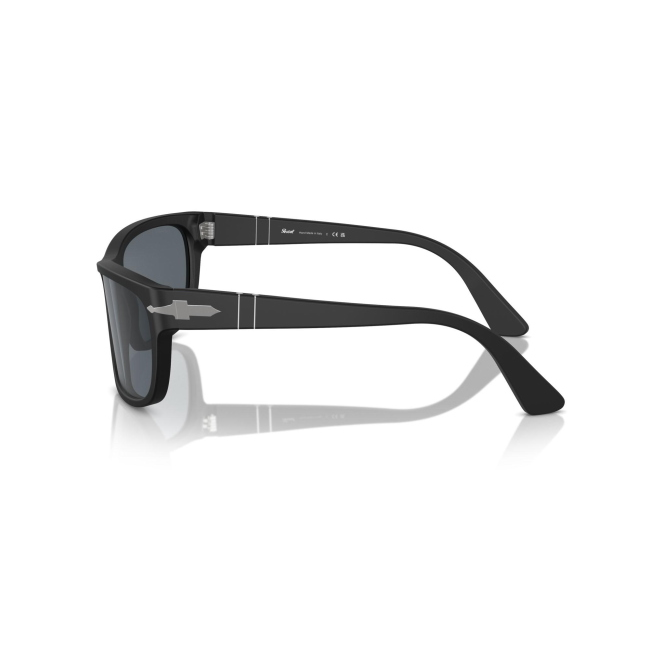 Persol PO 3342-S col. 900/R5 è un occhiale da sole da donna in acetato nero gommato, dalla forma rettangolare e calibro 63.